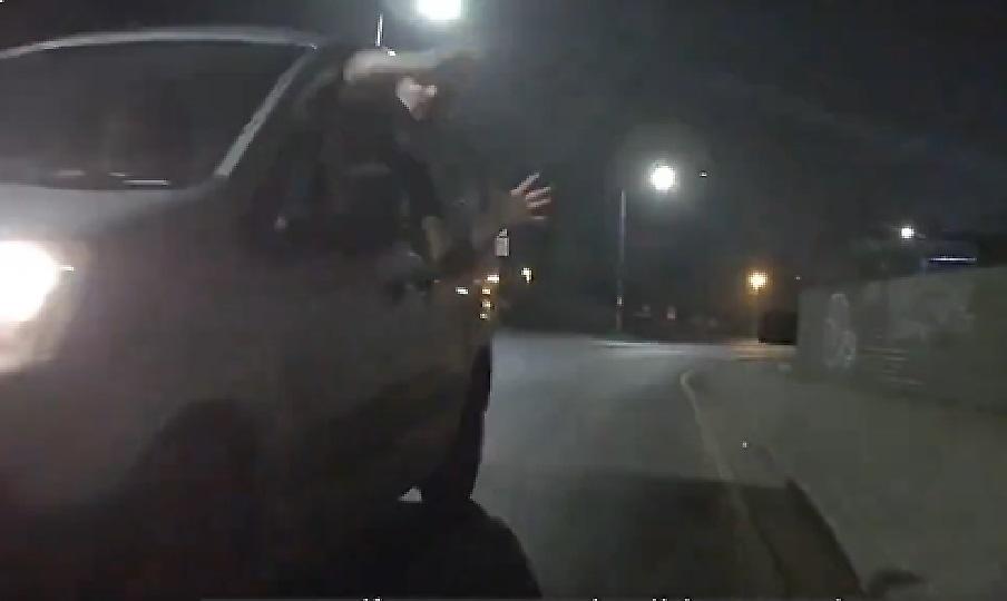 Σοκαριστικό βίντεο: Συνοδηγός αυτοκινήτου έσπρωξε ποδηλάτη εν κινήσει