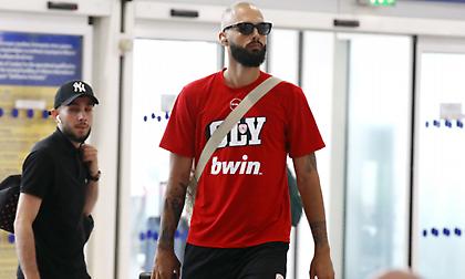 Με χαμόγελα και όρεξη για δουλειά η αναχώρηση του Ολυμπιακού για το Ηράκλειο και το International Basketball tournament