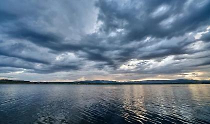 Φθινοπωρινός ο καιρός με βροχές και καταιγίδες στη Δυτική και Βόρεια Ελλάδα
