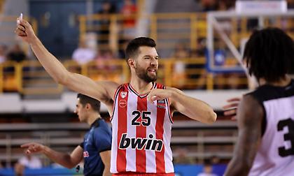 Πίτερς: «Όλοι νόμιζαν ότι τσαντίστηκα όταν γύρισε ο Βεζένκοβ, ενώ δεν θα μπορούσα να είμαι πιο χαρούμενος γι' αυτόν»