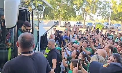 Αποθέωση από δεκάδες οπαδούς του Παναθηναϊκού κατά την άφιξη της αποστολής στο γήπεδο για το ματς με την Μπάγερν!