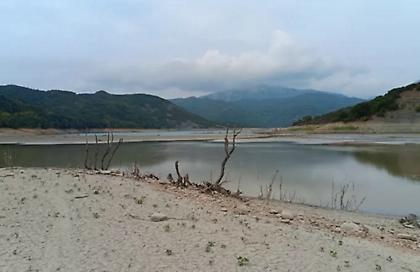 Άρτα: Ήρθε στην επιφάνεια της λίμνης Πουρναρίου βυθισμένος οικισμός λόγω... ξηρασίας