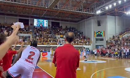 Οι πανηγυρισμοί των παικτών και ο... cool Μπαρτζώκας: Πώς έζησε ο πάγκος του Ολυμπιακού το τρίποντο του Ντόρσεϊ