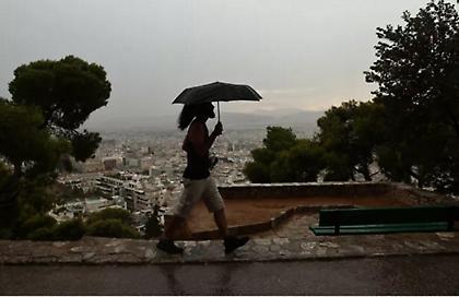 Καιρός: Βροχές και καταιγίδες θα πλήξουν Σποράδες, Θράκη, Μακεδονία, Εύβοια και Ιόνιο