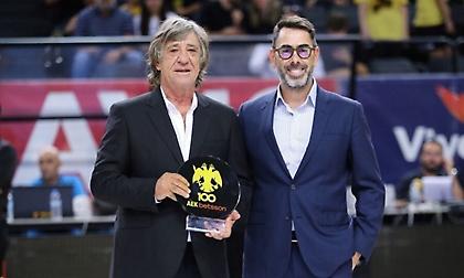 Βραβεύτηκε από την ΑΕΚ Betsson και αποθεώθηκε ο Θωμάς Μαύρος