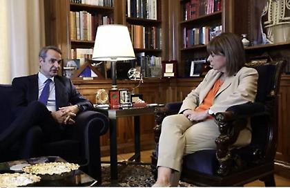 Μητσοτάκης σε Σακελλαροπούλου: «Πιλοτικά locker στα σχολεία για να κλειδώνουν τα κινητά τους οι μαθητές»