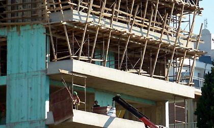 Ηράκλειο: Πλακώθηκαν σε οικοδομή χτυπώντας ο ένας με σφυρί και ο άλλος με σκεπάρνι!