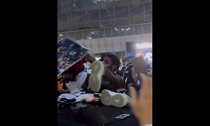 Τρελό σκηνικό στην Κίνα με πρωταγωνιστή τον Ίρβινγκ: Δεκάδες φαν του πέταγαν μπλούζες και παπούτσια για να τα υπογράψει!