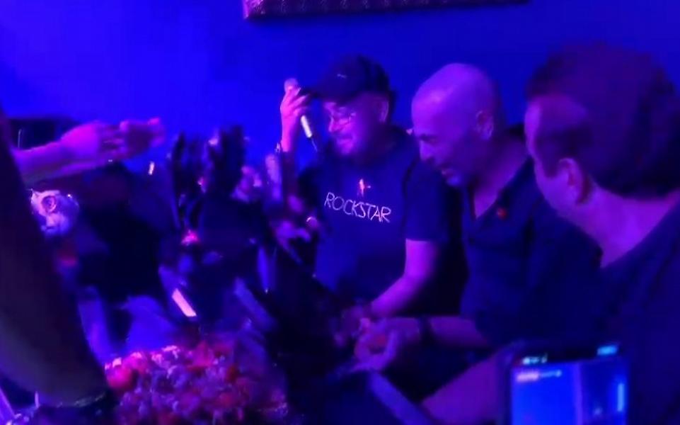 Σταμάτης Γονίδης: Το πριβέ πάρτι γενεθλίων, η βραδινή έξοδος και το «θάψιμο» στα λουλούδια