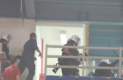 AEL FC ARENA: Οπαδοί πέταξαν πέτρες και μπουκάλια προς τους αστυνομικούς - Πέντε προσαγωγές και μία σύλληψη!