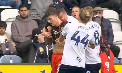 Παίκτης της Πρέστον έπαθε... Σουάρες δαγκώνοντας αντίπαλό του στον αυχένα και δεν αποβλήθηκε!