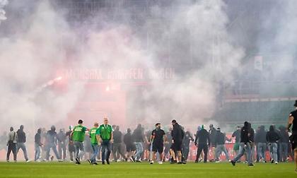 Τρομακτικές εικόνες στην Αυστρία με άγρια επεισόδια στο Ραπίντ Βιέννης-Αούστρια Βιέννης!