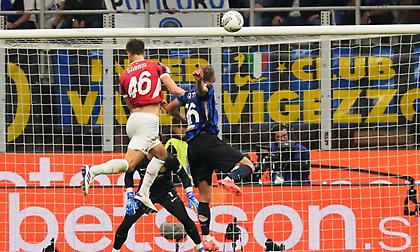 Με το ίδιο νόμισμα: Οι «ροσονέρι» έντυσαν σημαιάκι του κόρνερ με φανέλα για να... εκδικηθούν τον Τουράμ!