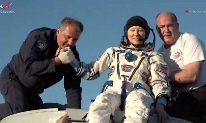 Αστροναύτες επέστρεψαν στη Γη μετά από ένα χρόνο στον Διεθνή Διαστημικό Σταθμό