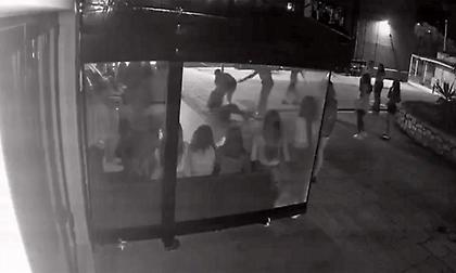 Συγκλονίζουν βίντεο ντοκουμέντα από τον άγριο ξυλοδαρμό της 14χρονης στη Γλυφάδα!