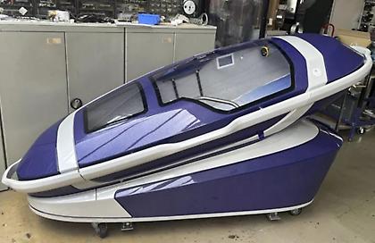 Ελβετία: Η τελευταία φωτογραφία της 64χρονης γυναίκας πριν μπει στην «κάψουλα» αυτοκτονίας