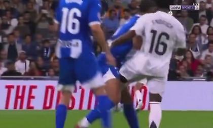 Πάτησε αντίπαλο ο Βίνι, κλώτσησε εν ψυχρώ ο Έντρικ και... τη γλίτωσαν!