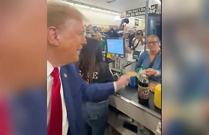 Το τερμάτισε ο «φιλάνθρωπος» Τραμπ – Έδωσε σε γυναίκα 100 δολάρια για να ψωνίσει σε σούπερ μάρκετ