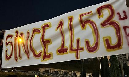 Οπαδοί της Γαλατάσαραϊ «καλωσόρισαν» αυτούς του ΠΑΟΚ με πανό για την άλωση της Κωνσταντινούπολης