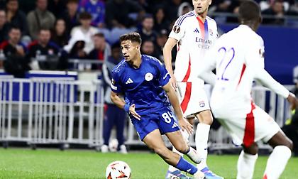 Ευρωπαϊκό ντεμπούτο για τον Κωστούλα με τρομερό ψαλιδάκι - Ο πατέρας του είχε παίξει στο γήπεδο της Λιόν πριν 19 χρόνια!