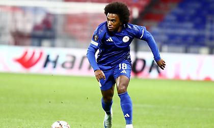 Μείωσε με αυτογκόλ του Τσαλέτα-Τσαρ ο Ολυμπιακός - Ακυρώθηκε το γκολ για οφσάιντ του Γουίλιαν