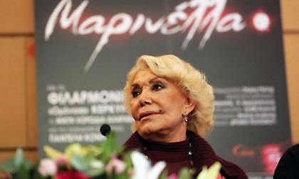 Ώρες αγωνίας για τη Μαρινέλλα μετά την κατάρρευση επί σκηνής