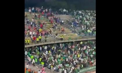 Τρομακτικά επεισόδια εντός γηπέδου και οριστική διακοπή σε παιχνίδι στην Κολομβία