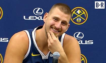 Με νέο λουκ και απίθανες ατάκες ο Γιόκιτς στη media day των Νάγκετς