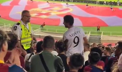 Έβγαλαν εκτός γηπέδου οπαδό με φανέλα… Εμπαπέ στο Μπαρτσελόνα-Χετάφε!