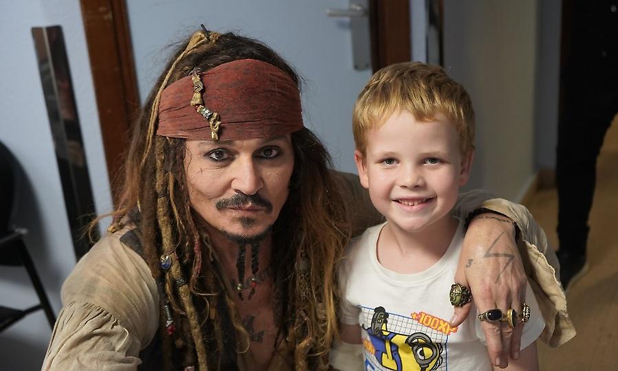 Johnny Depp: Ντύθηκε Τζακ Σπάροου και επισκέφθηκε μικρούς ασθενείς σε νοσοκομείο στην Ισπανία