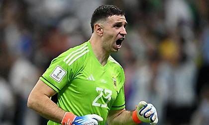 Τιμωρεί με δύο αγωνιστικές τον Μαρτίνες η FIFA για τις νέες του χειρονομίες