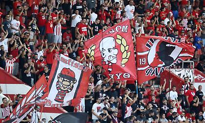 Αποθέωση των φίλων του Ολυμπιακού στον Μεντιλίμπαρ και τους «μικρούς»!