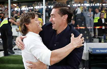 Θερμή αγκαλιά ανάμεσα σε Αλμέιδα και Αλόνσο πριν την έναρξη του αθηναϊκού ντέρμπι