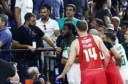 Μικρή ένταση με οπαδούς του Ολυμπιακού και τον πάγκο του Παναθηναϊκού - Έξαλλος ο Λεσόρ!