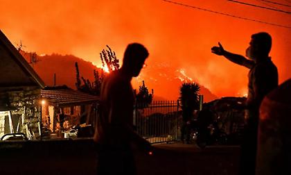 Ολονύχτια μάχη με τον πύρινο εφιάλτη στο Ξυλόκαστρο - Εκκενώθηκαν περιοχές