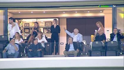 Με υψωμένη γροθιά χαιρετήθηκαν Ηλιόπουλος και Μελισσανίδης πριν το ΑΕΚ-Παναθηναϊκός