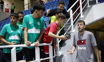 Το πείραγμα στον «Παπ» και η κραυγή του Βεζένκοφ: Όλα όσα δεν είδατε από τον ημιτελικό του Ολυμπιακού με το Περιστέρι