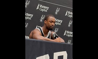 Ο Χάρισον Μπαρνς μαθαίνει κατά τη διάρκεια δηλώσεων τον θάνατο του Μουτόμπο