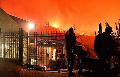 Εφιαλτική νύχτα στην Κορινθία: Βρέθηκαν δύο σοροί - Μαίνεται η μάχη με τις φλόγες