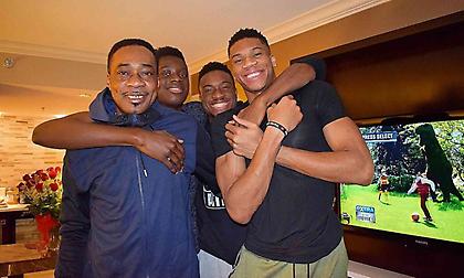 Αντετοκούνμπο: «Ο πατέρας μου μας κοιτάει και είναι περήφανος»