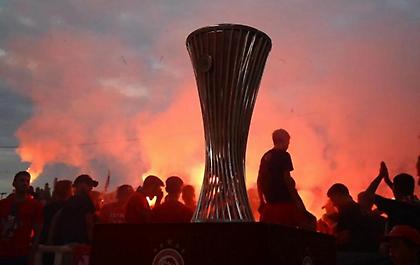 «Ερυθρόλευκη» γιορτή στα Φάρσαλα για τις ευρωκούπες του Ολυμπιακού