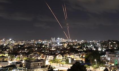 LIVE εικόνα: To Iράν εκτόξευσε εκατοντάδες πυραύλους - Στα καταφύγια οι Ισραηλινοί!