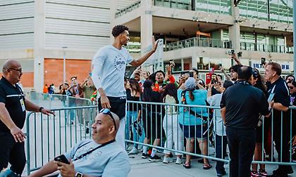 Ο «εξωγήινος» δυναμώνει: Πόσα μυϊκά κιλά πήρε ο Γουεμπανιαμά σε έναν χρόνο