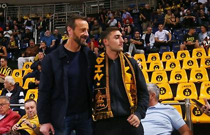 Στο Nick Galis Hall και δίπλα στην ομάδα μπάσκετ Μάντζιος και παίκτες του ποδοσφαιρικού Άρη