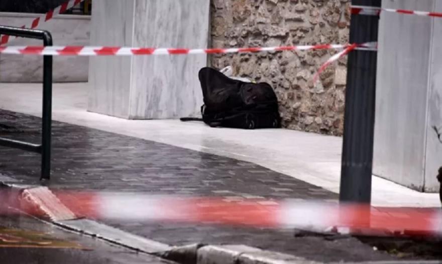 Σύνταγμα: Ύποπτη βαλίτσα στο Σύνταγμα - Τα ΤΕΕΜ στο σημείο