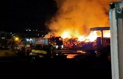 Στάχτη έγινε εργοστάσιο ανακυκλώσιμων υλικών στη Θεσσαλονίκη - Σε εξέλιξη επιχείρηση της Πυροσβεστικής