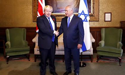 Ο Μπόρις Τζόνσον βρήκε «κοριό» στο μπάνιο του μετά από επίσκεψη του Νετανιάχου