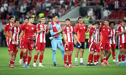 «Είσαι στο μυαλό...»: Αποθέωση στους παίκτες και ατελείωτο τραγούδι από τους οπαδούς του Ολυμπιακού