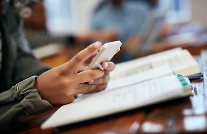 Το Βέλγιο απαγορεύει στους μαθητές τη χρήση κινητών στα σχολεία