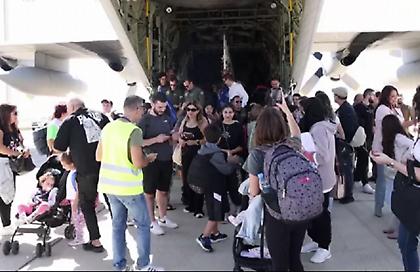 Έφτασε το ελληνικό C-130 - Επαναπατρίστηκαν 60 άτομα που είχαν εγκλωβιστεί στον Λίβανο